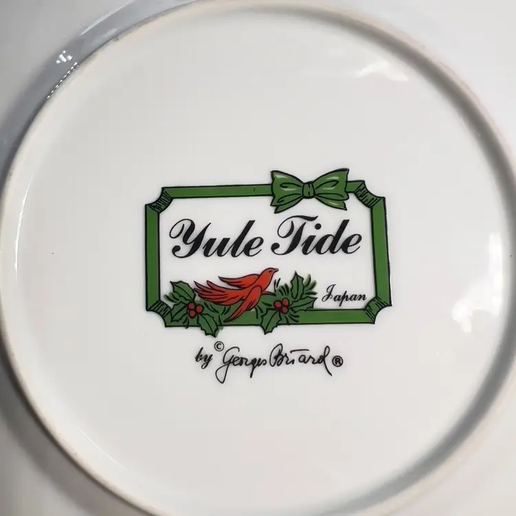 2 Christmas Lunch Plates
Georges Briard Yule Tide