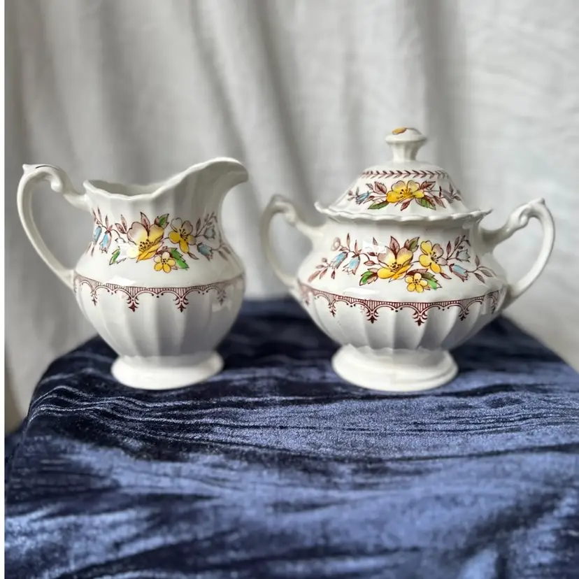 VINTAGE J & G MEAKIN BRAEMAR CREAMER AND SUGAR