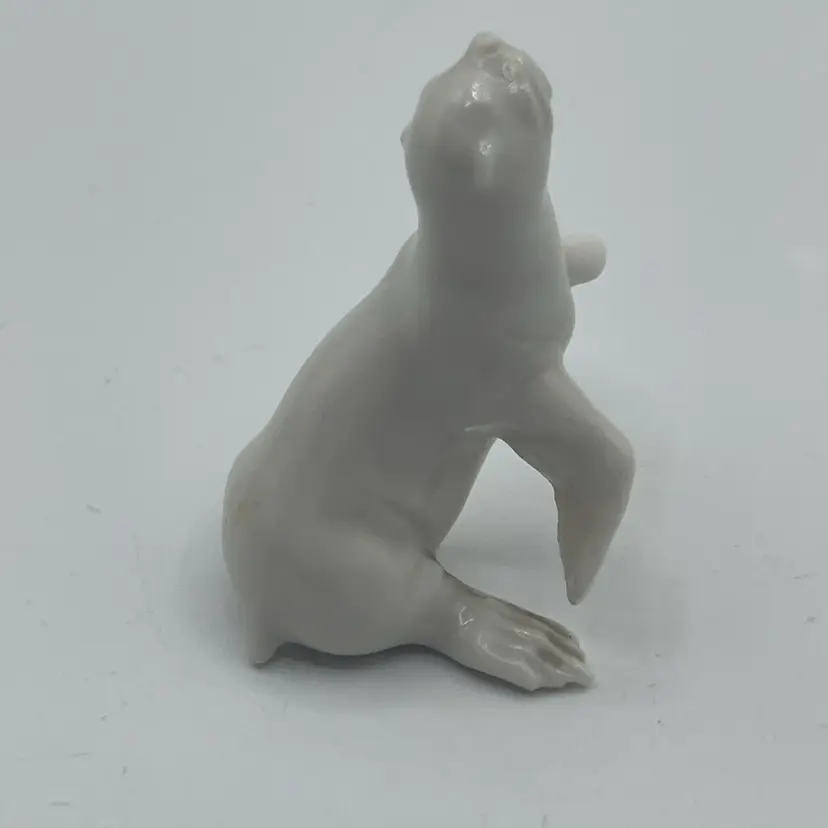 Hagen Renaker White Seal 1.5” Tall