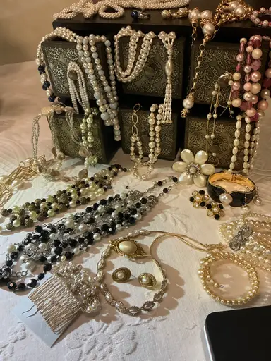 Annesyesteryear 2nd Live Today. This Time $1.00 Starts On Jewelry. Come Dig Through And Find A Treasure.