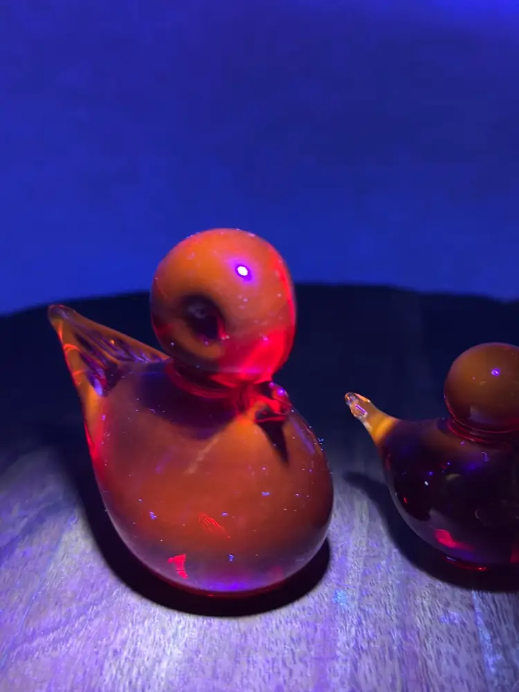 Art Glass Amberina Momma And Baby Chubby Birds UV Glow