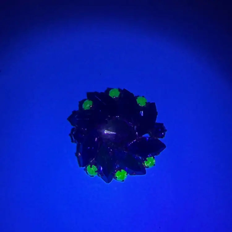 Austrian Crystal Marked Green Uranium Glass UV Glow Round Flower Brooch 1.25”