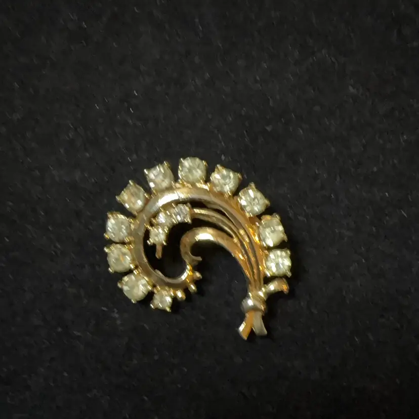 Mid Century Goldtone Clear Rhinestone Brooch