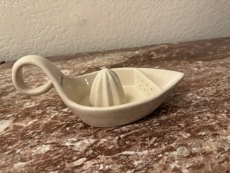 Rae Dunn Boutique SQUEEZE Juicer
Rae Dunn