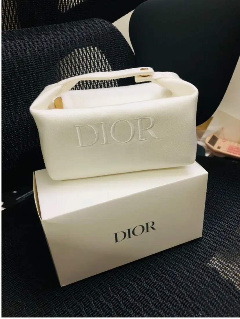 #24 - GWP/VIP DIOR WHITE MAKEUP BAG
