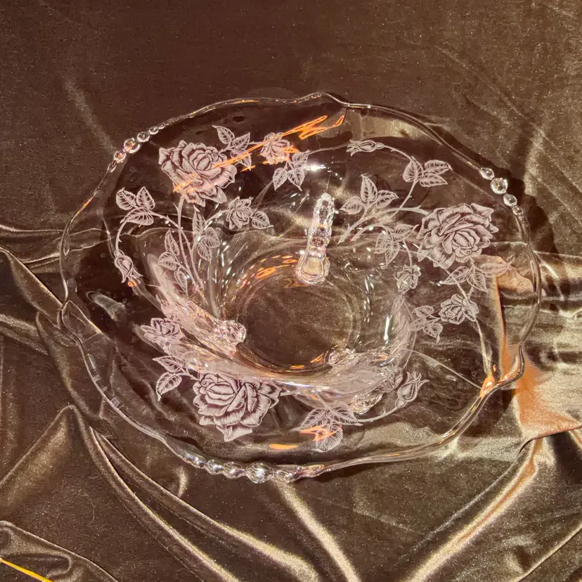 Absolutely gorgeous Heisey Rose Etched Crystal Footed Serving Bowl With Seahorse Feet ~11” x4”