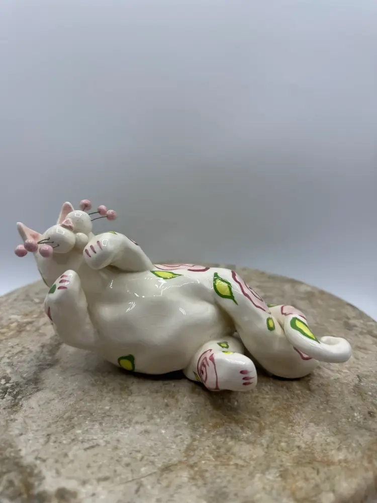 Amy Lacombe Playful Reclining Cat White w/Pink Roses 2001, Signed