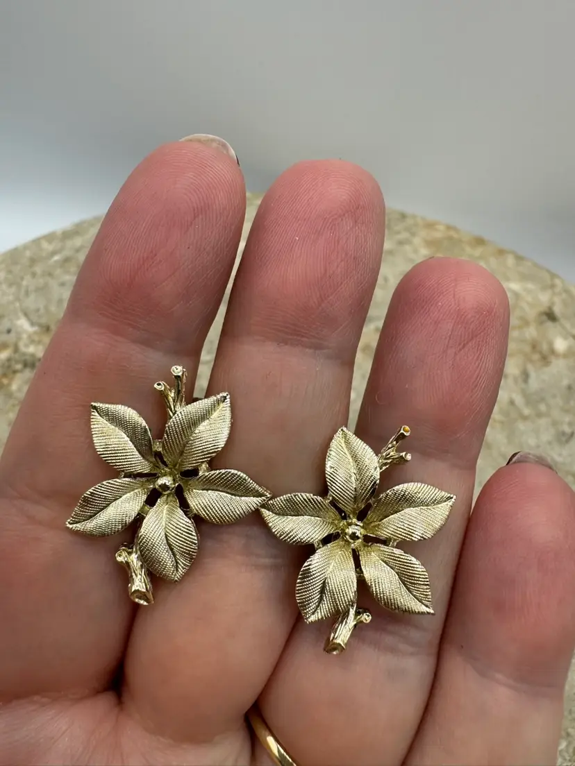 Vintage Lisner Gold Tone Screw Back Earrings