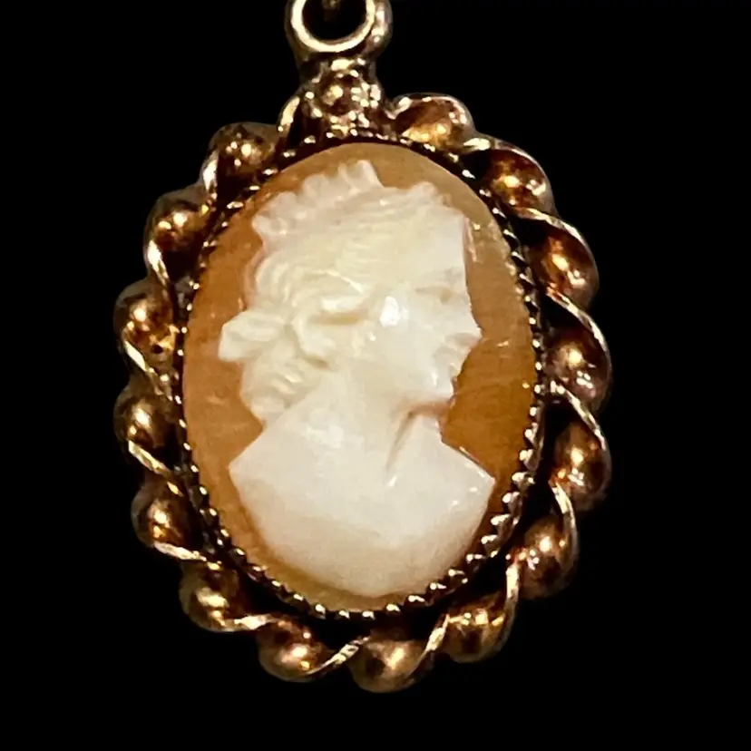 Vintage Cameo Necklace