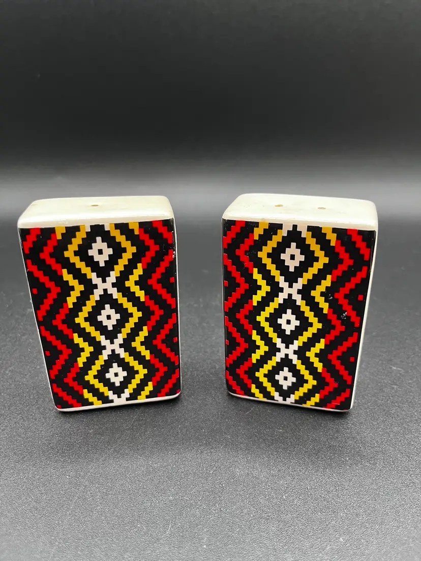 Pair Of Diamond Zig Zag Colombian Salt And Pepper Shakers 🧂