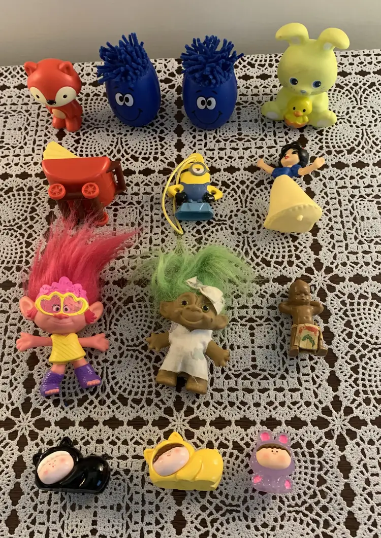 13 Assorted Toys Figurines Peppa Pig Trolls Lilisi Zoo Crew Native American Doll