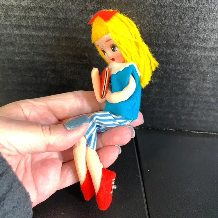 Stockinette Shelf Sitter