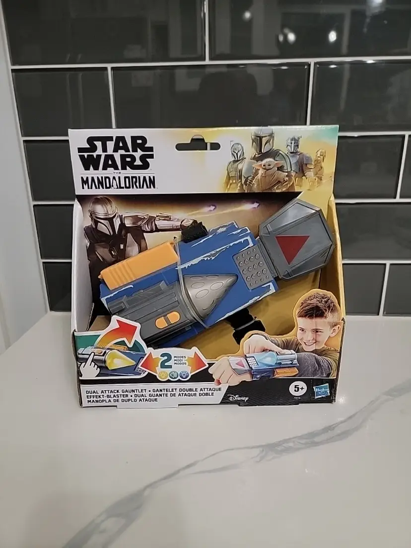 STAR WARS The Mandalorian Dual Attack Gauntlet Lights Brand New