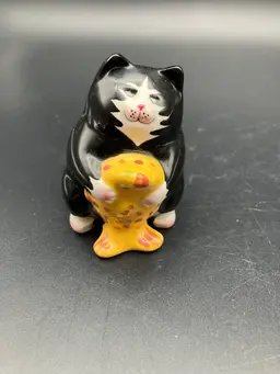 BIN - Single Shaker, Ceramic Black Cat With Yellow Fish 2.5”