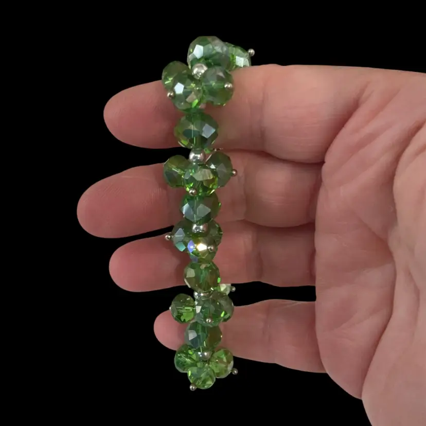 Beautiful Green Glass  Faceted Crystal Stretch Bracelet. With Silvertone Round Beaded Spacers. Not Signed