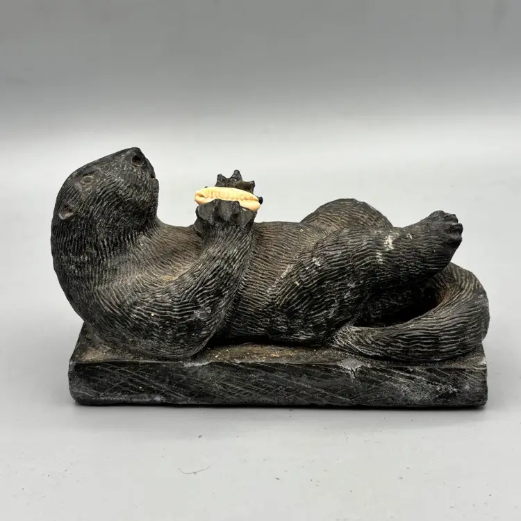 Wolf Original Otter with Shell Figurine