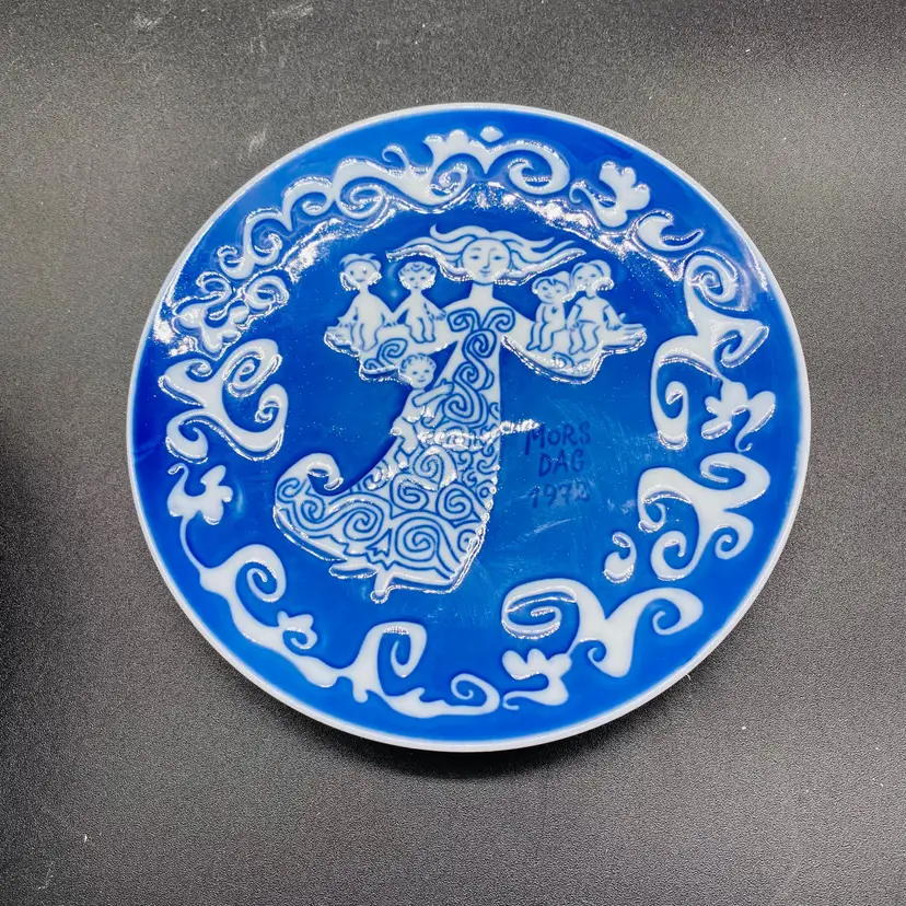 #1519 Five Children Mama - Vintage 1970s Royal Copenhagen Mother's Day Blue White Plates Wall Decor Choices 1972