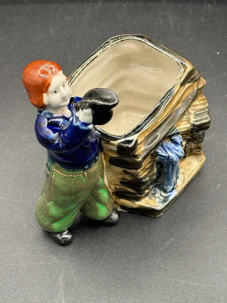 Vintage planter - Dutch boy drinking at well