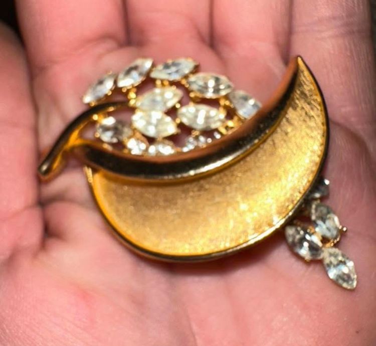 Vintage gold tone BSK signed leaf brooch with clear Rhinestones2.25” X 1.5”