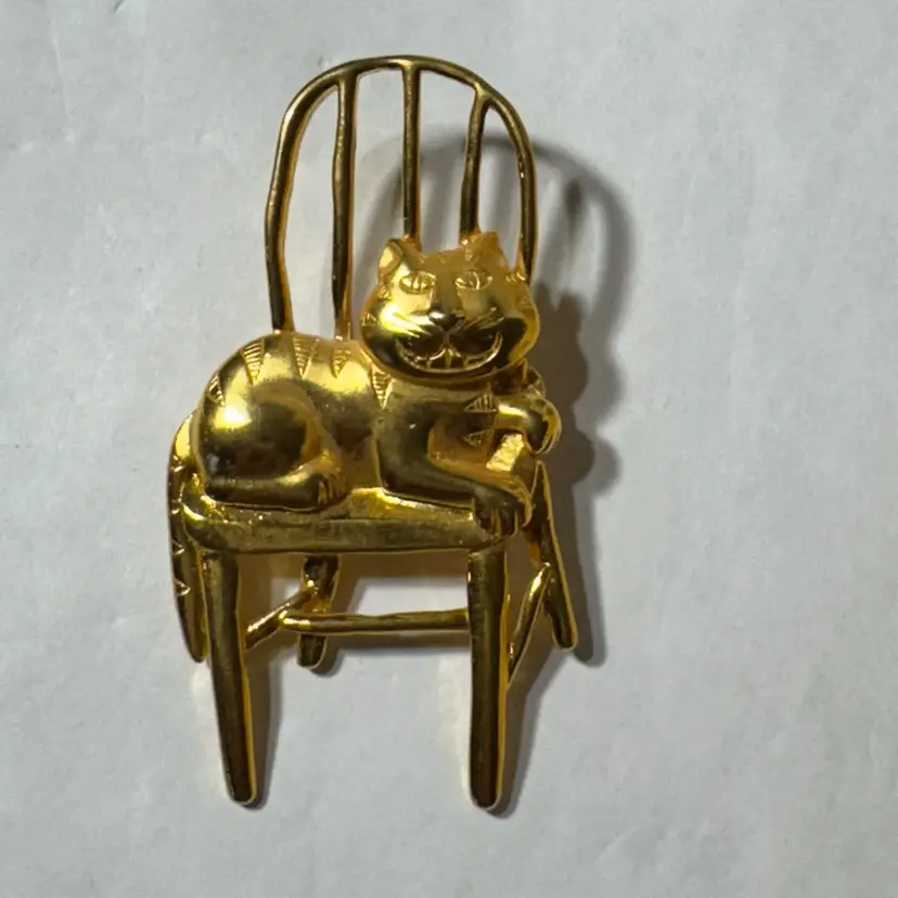 Brooch JJ Cat Sitting On Chair Big Smile