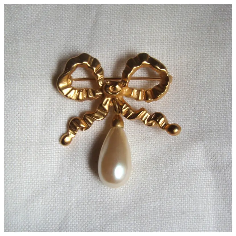 Matte Satin Brushed Gold Tone Crinkle Bow Pearl Dangle Brooch