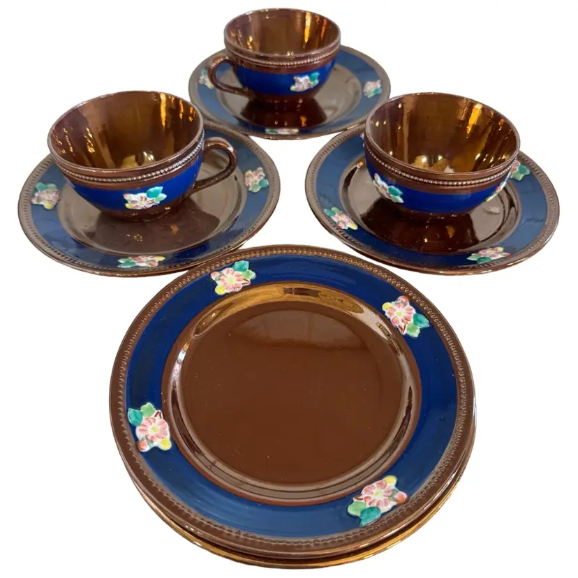 Sarreguemines PV Copper Luster Majolica Teacup, And Saucers Set.
5 Plates and 3 Cups