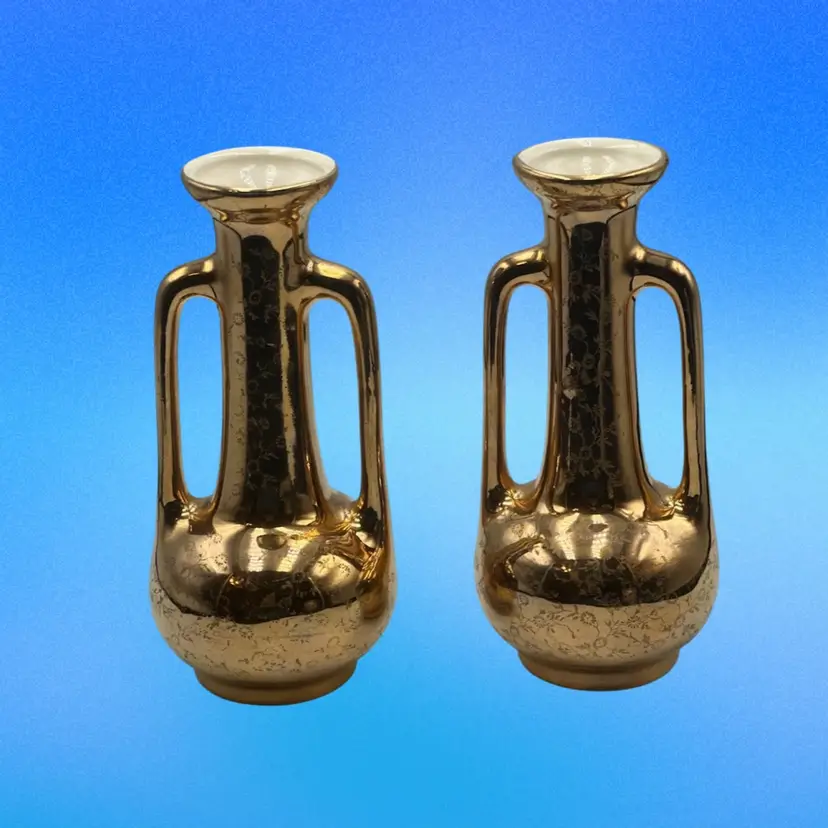 A21 Gold hand-decorated vases.