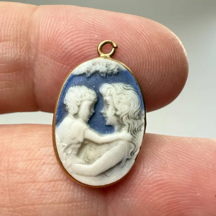Estate Vintage 14K Yellow Gold Blue Agate Mother & Child Cameo Pendant 1.29g