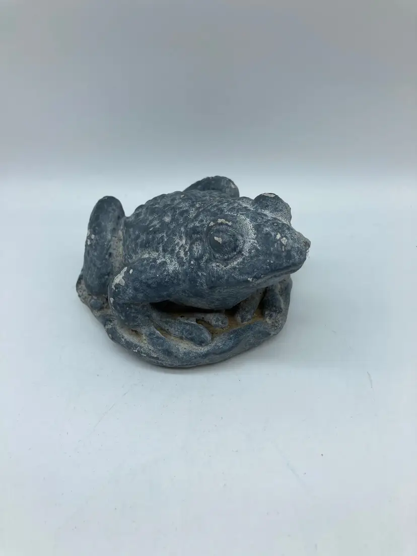 Cement Chippy Grey Garden Frog