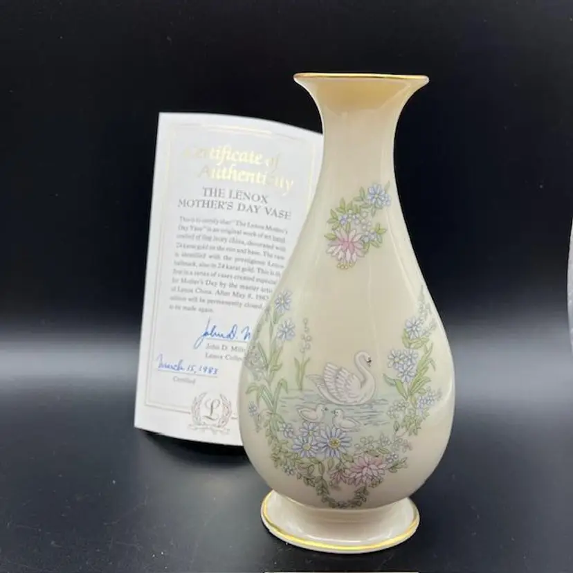 Vintage 1983 Lenox Mother's Day Limited Edition Teardrop Bud Vase Swans 7.5"