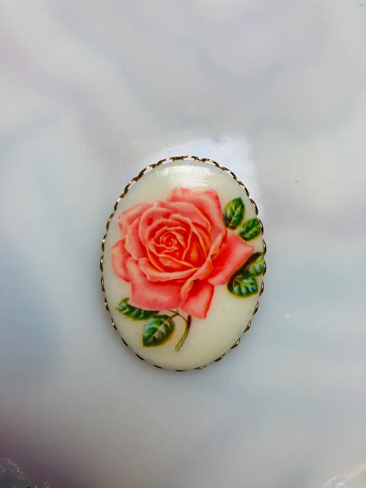 VINTAGE Brooch Porcelain Pink Red Rose With Brass Trim.
Vintage 
Cottage-Core
BEAUTIFUL!