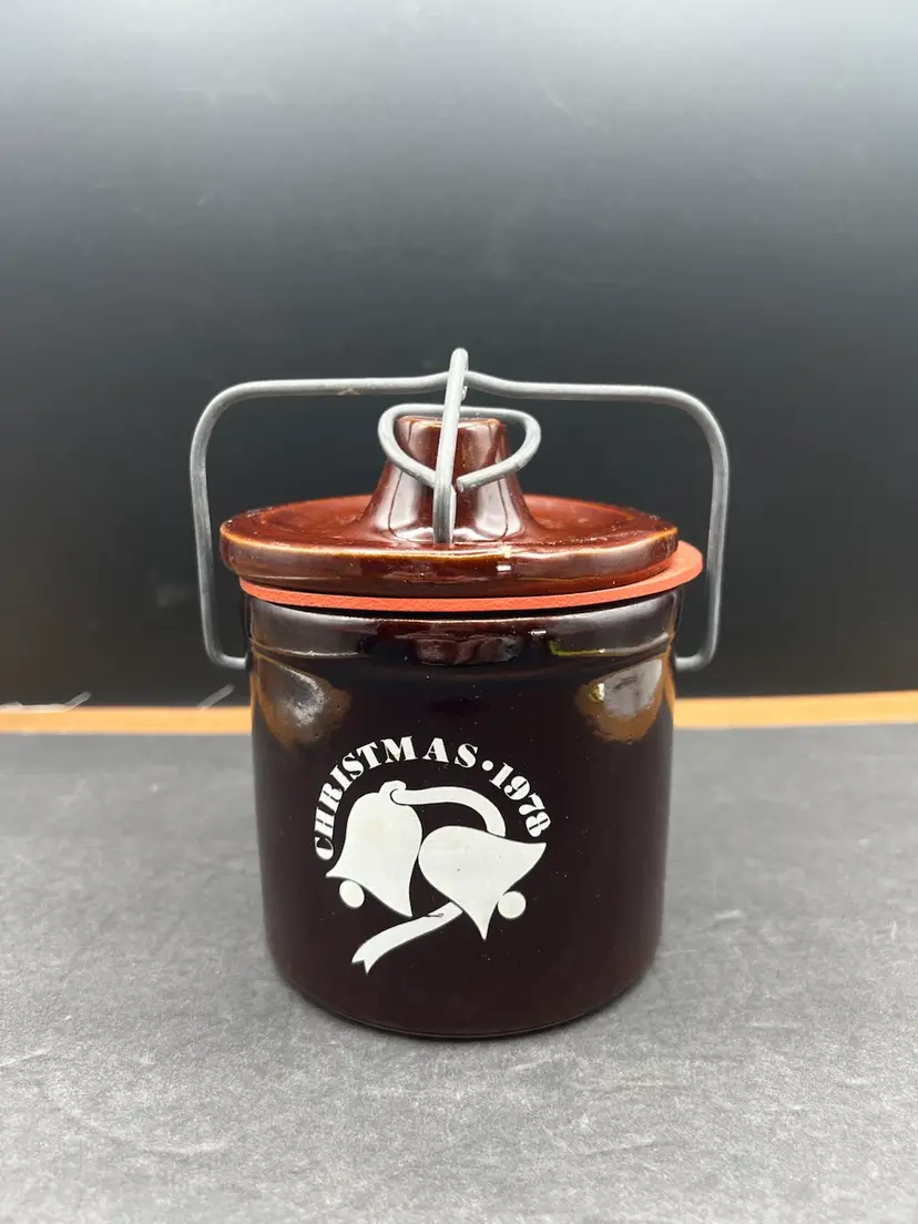 #949B Vintage Brown Cheese Crock With Lid And Locking Seal Mechanism. Christmas 1978