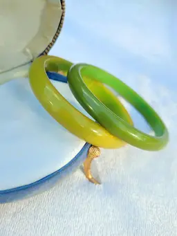 Vintage Bakelite Chartreuse Green Yellow Marbled Set Of Two Bangle Bracelets