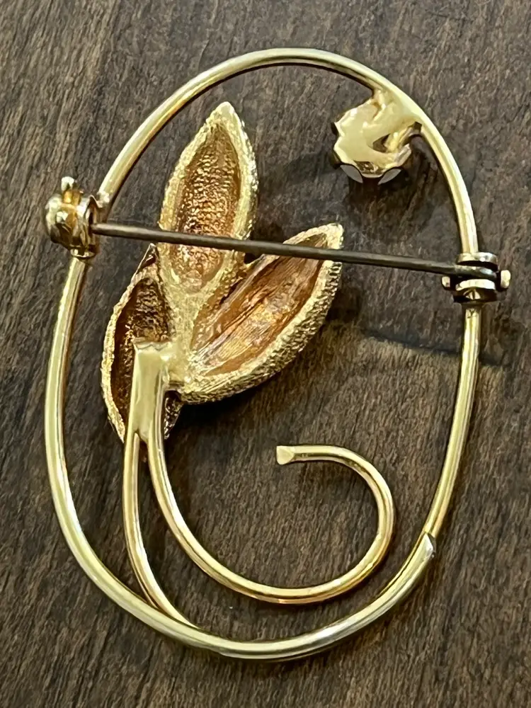 Vintage Oval Goldtone Elegant Brooch With Faux Pearl