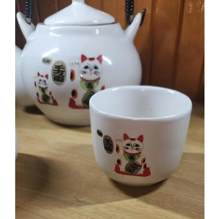 VINTAGE TAIPEI MANEKI NEKO TEAPOT AND 2 MUGS