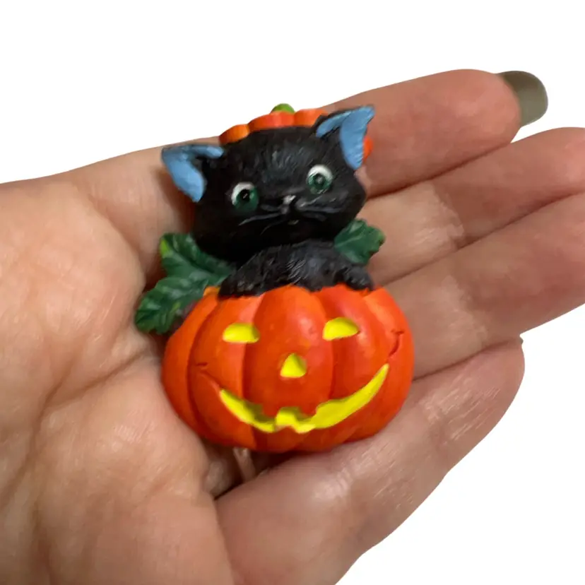 Avon Cat In A Pumpkin brooch