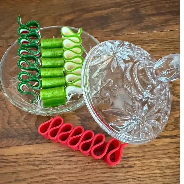 Vintage Pressed Glass Candy Dish with Lid – 6” Starburst & Daisy Pattern Clear Glass Trinket Jar – Mid Century Kitchen or Vanity Decor