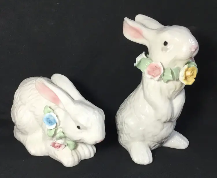 Vtg. Easter bunnies, lot of 2, white glazed, colored flower necklaces 5"
