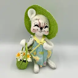 Annalee 2006 Spring Mouse Girl 6" Plush Collectible Figurine Easter Basket Straw