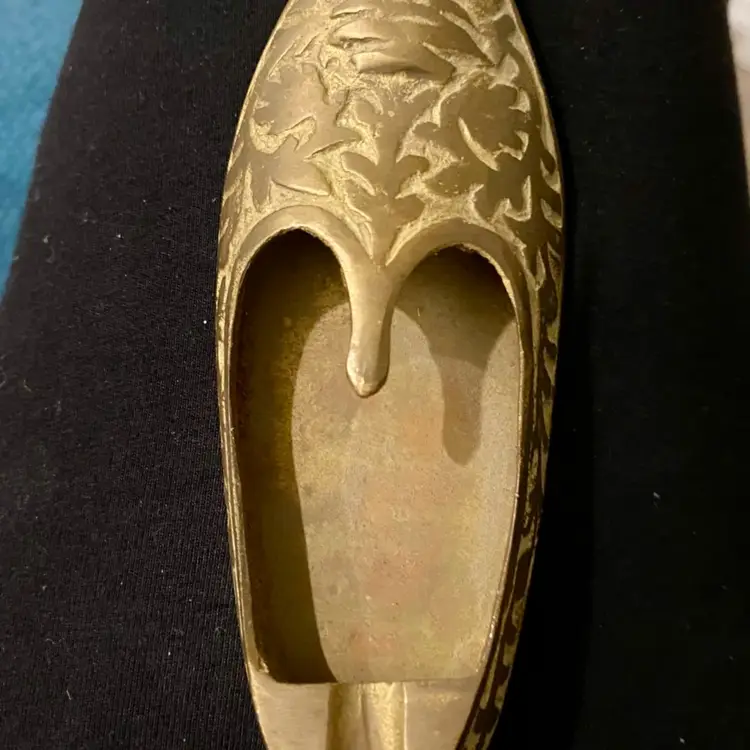 VINTAGE ETCHED BRASS SLIPPER  ASHTRAY OR ALADDIN SHOE ASHTRAY