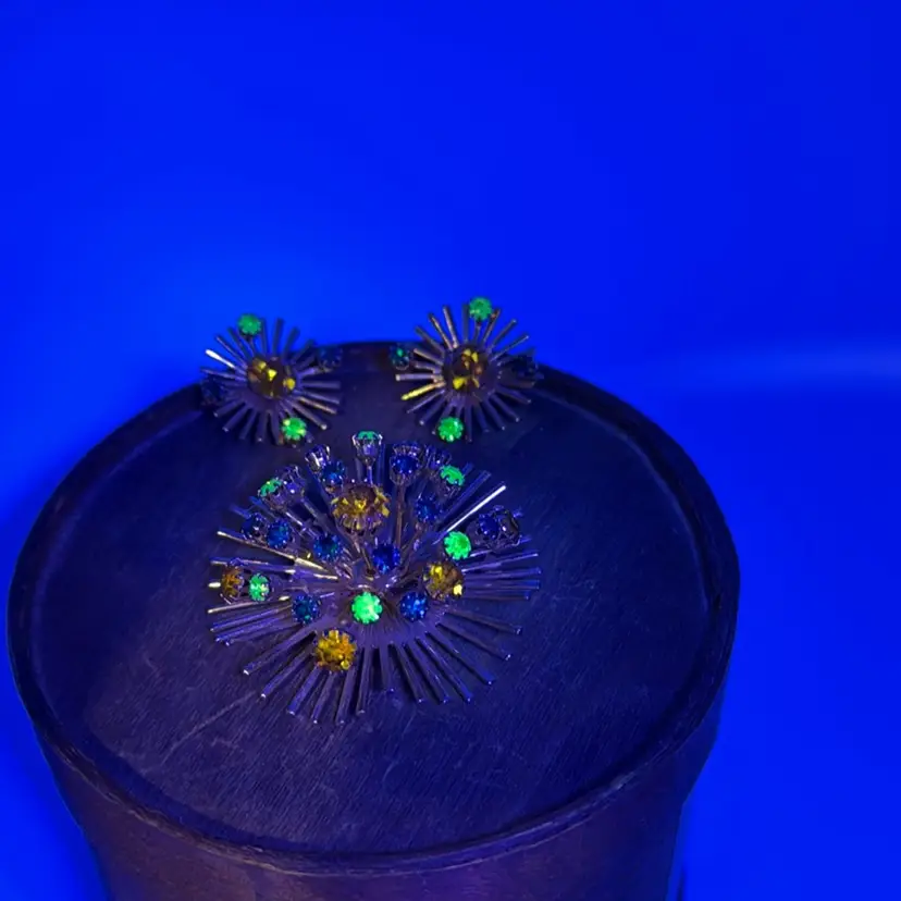 Parure MCM Uranium Glass Emerald Green & Pineapple Amber Rhinestone Starburst Goldtone Pendant Brooch And Clip-on Earrings - Glows! Brooch 2”