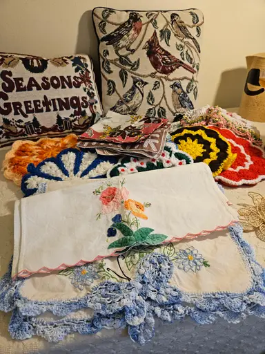 Linens: Hankies, Hot Mats, Doilies, Dresser Scarves