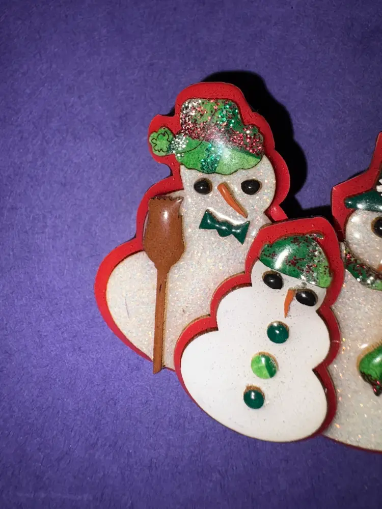 Designs By Lucinda ~ Vintage SNOW FAMILY Pin / Brooch  ~ Red Background ~ Parents are Glittery ~ Snow Family Has Green/Red Accessories. ❄️☃️ SUPER CUTE!