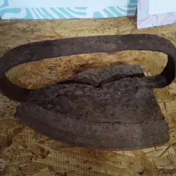 Vintage Cast Iron Sad Iron (Rusty / Rustic)