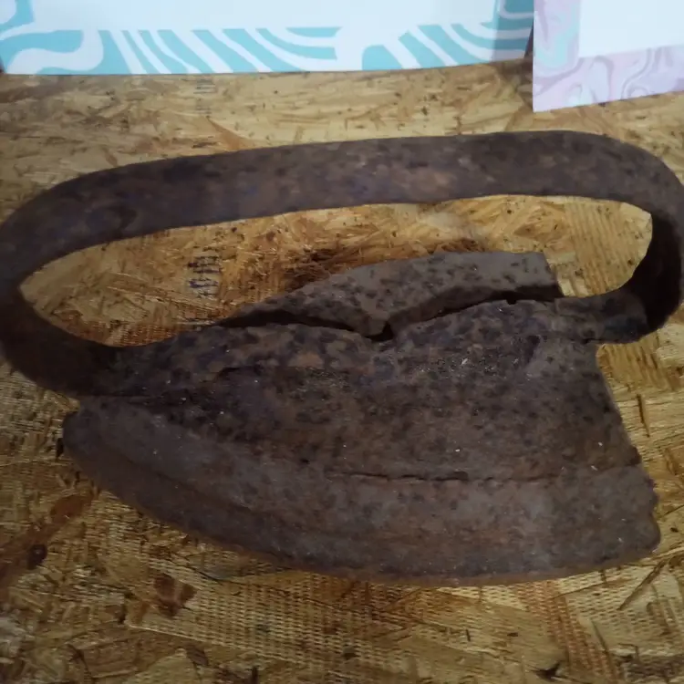 Vintage Cast Iron Sad Iron (Rusty / Rustic)