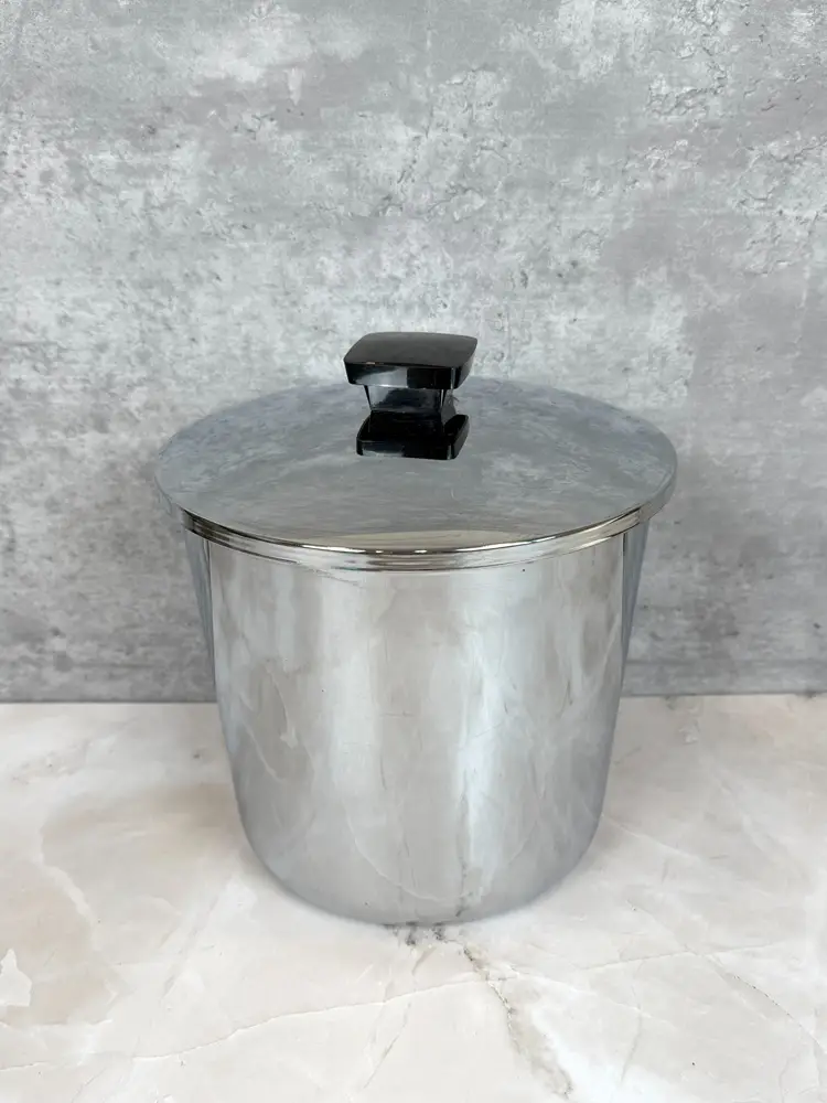 Everedy Chrome Ice Bucket With Bakelite Handle – Vintage MCM Barware (0123-25)