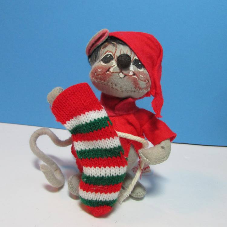 vintage Annalee Christmas mouse holding a stocking figure