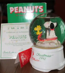 Peanuts Snoopy Christmas 1991 Musical Snowglobe  Willets "We Wish You A Merry Christmas"