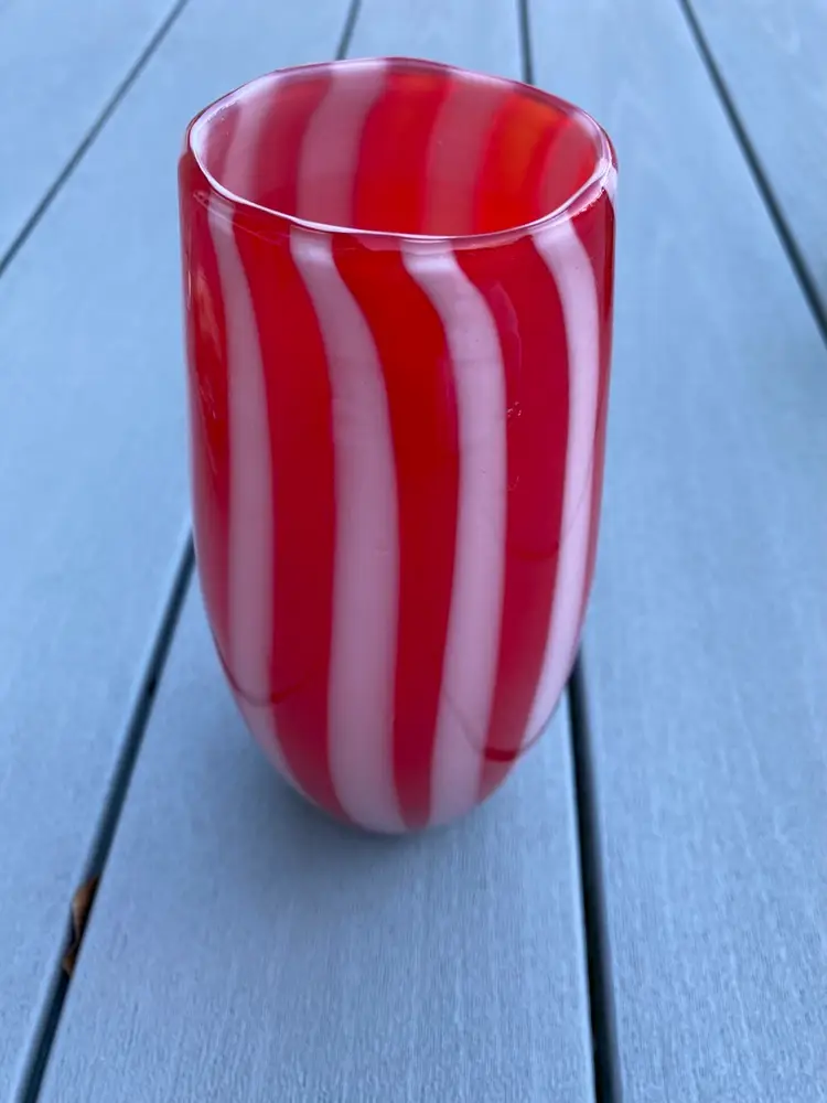 VINTAGE RED AND WHITE PEPPERMINT TWIST GLASS VASE