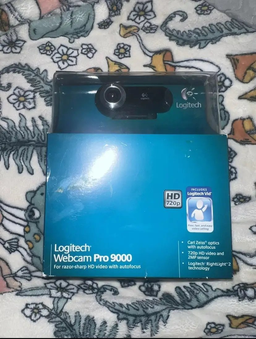 Logitech QuickCam Pro 9000 Web Cam HD720 Video and 2 MP Sensor Free Shipping